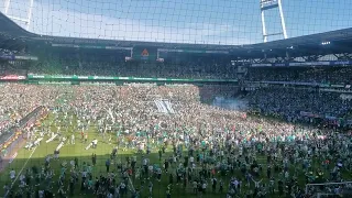 Werder Bremen - Platzsturm nach 2:0 Sieg gegen Jahn Regensburg
