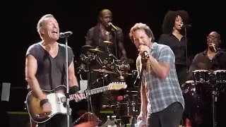 Highway To Hell-Bruce Springsteen & Eddie Vedder(26-02-2014 Entertainment Centre,Brisbane,Australia)