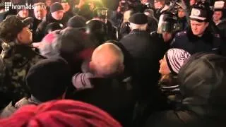 Бійка на майдані 17 30 Fight on Maidan ENG subtitles Майдан Революция Видео