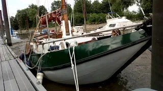 MISSES HIPPIE Sogwirkung eines Frachters bei absoluten Niedrigwasser Hafen Hetlingen / Elbe