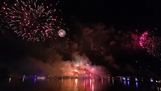 Dubai Atlantis Fireworks 2021 - Watch Till The End - Happy New Year To All Of You