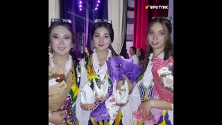 Русская девочка виртуозно играет на дутаре и отлично говорит на узбекском языке.