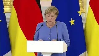 Bei Treffen mit Putin: Merkel fordert Freilassung von Nawalny