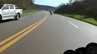 CUIDADO óleo na pista .