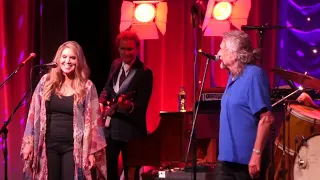 Robert Plant and Alison Krauss perform 'Can't Let Go'