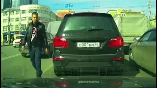 Оскорблённый водитель Mercedes устроил дорожные разборки в центре Екатеринбурга