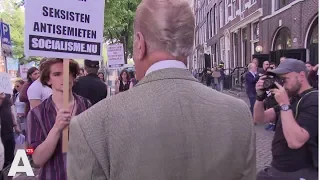 Hiddema lacht demonstranten weg