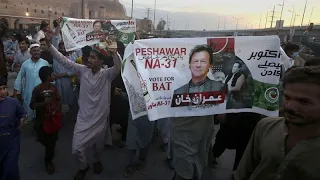 Пакистан: суд отпустил экс-премьера Имрана Хана на 2 недели под залог