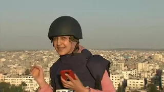 شاهد: لحظات صادمة مرت بها مراسلة توقعت على الهواء انهيار برج الشروق في غزة بقصف إسرائيلي
