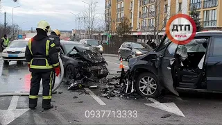 Видео с места трое пострадавших Рено и Лексус  Серьезное лобовое #ДТП на Петропавловской Борщаговке