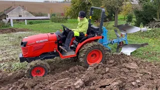 Kubota B2420 ploughing, orba malotraktorem.