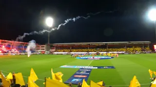 Lillestrøm - Vålerenga spillerne kommer ut på Åråsen til et herlig tifo og pyro derbyshow 07.11.2021