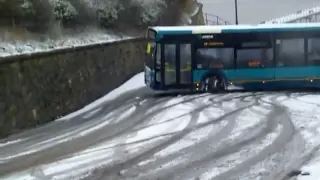 Is this Britain's best bus driver ? How to get up Saltburn Bank!