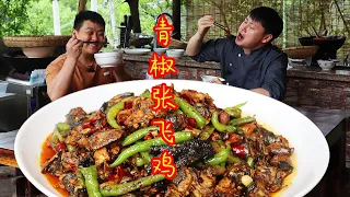 【青椒张飞鸡】1只乌鸡德哥做青椒张飞鸡，小罗1件啤酒能喝几瓶