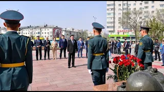 Ерлан Кошанов возложил цветы к памятнику А. Молдагуловой