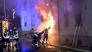 Spektakuläre Aufnahmen bei Wohnhausbrand: Rauchgase zünden durch und schlagen durch Fenster