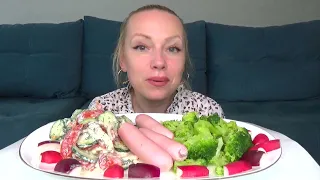 МУКБАНГ СОСИСКИ и БРОККОЛИ, САЛАТ ОВОЩНОЙ/Mukbang еда на камеру/Русский мукбанг/Домашняя еда/не АСМР