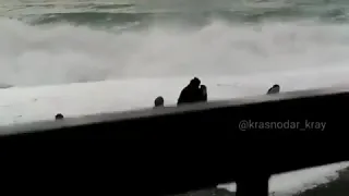 Во время шторма туристов в Сочи едва не смыло волной в море 01.12.19