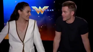 Wonder Woman - Gal Gadot y Chris Pine - Hablando en español, de verdad.