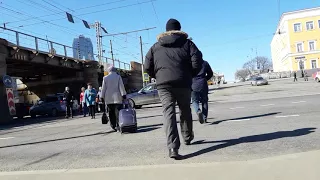 На инвалидной коляске переходим дорогу между Казанским и Ленинградским / Ярославским вокзалами