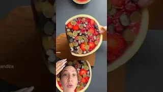 ЗАСЫПАЛА В АРБУЗ ЯГОДЫ И ЗАЛИЛА ЖЕЛАТИН🍉😱 #shorts