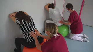 Maternité Jeanne De Flandre - Préparation à la naissance : postures avec le ballon