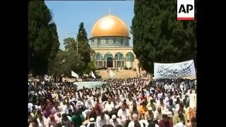 Thousands of muslims mark Ramadan with prayers at Al-Aqsa Mosque