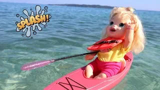 La Muñeca Baby Alive Sara va con su Mami a la Playa para divertirse y monta un Kayac!!! TotoyKids
