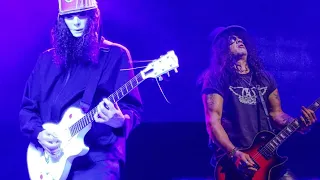 SLASH VS BUCKETHEAD