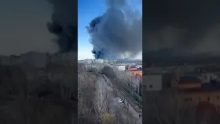 ⚡️В сети появилось видео, как россияне обстреляли «Эпицентр» в Чернигове.