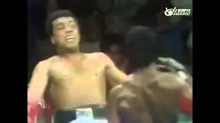 Muhammad Ali уклоняется от ударов