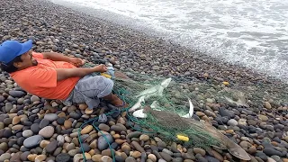 ESTE HOMBRE SACA SU RED del MAR y NO SE IMAGINAN la Gran SORPRESA que se LLEVÓ