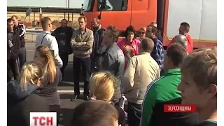 На Херсонському кордоні з анексованим росіянами Кримом скупчилися вантажівки