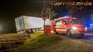 Lkw rutscht bei einem Wendemanöver von der Fahrbahn