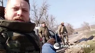 У задержанных близ Мариуполя украинских военных изъяли оружие и бронежилеты.