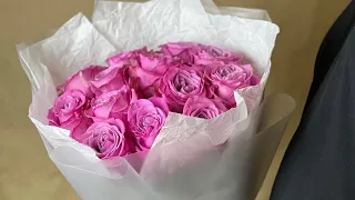 Упаковка букета из роз. 13 роз в упаковке. Современная упаковка моно-букета