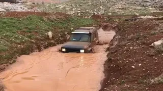 Land rover discovery 1 v8 in mud