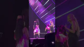 Jisoo, Jennie and Rosé’s reaction to Lisa is so cute!❤️#blackpink Born Pink Encore MetLife Concert