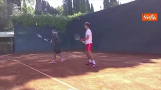 Fiorello spiega a Djokovic come giocare a tennis