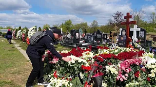 могила Валентина Юдашкина после похорон / могила Колесникова / Троекуровское кладбище  7 мая 2023