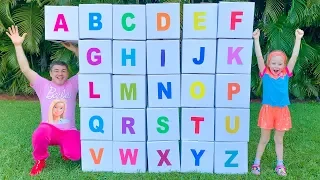 Nastya und Papa lernen das englische Alphabet