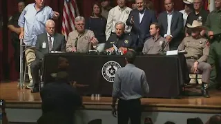 Beto O'Rourke interrupts Texas Gov. Greg Abbott's press conference following school shooting