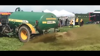 C'è il rave e allora l'agricoltore sparge il letame con il suo trattore? No è un vecchio video