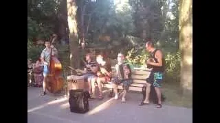 Музыканты на улице Сочи. Кавер группа Сельские Резиденты