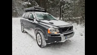 Volvo XC 90 and VW Tiguan riding out in winterstorm Tristan