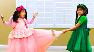 Jannie & Emma Pretend Play Fixing Beautiful Dress