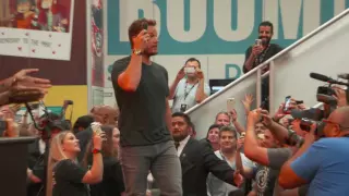 Guardians of the Galaxy 2: Chris Pratt and Cast Sign Autographs at Comic Con 2016 | ScreenSlam