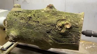 Amazing NDT Woodworking - Master carpenter turns rotten logs into flower vases using a lathe