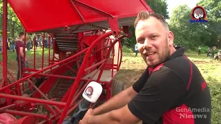 Aardappels rooien met oude rooimachines in Ter Apel