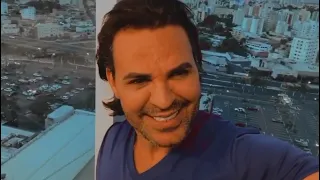 Eduardo Costa fazendo primeira e segunda voz em live do canal Leandro Voz